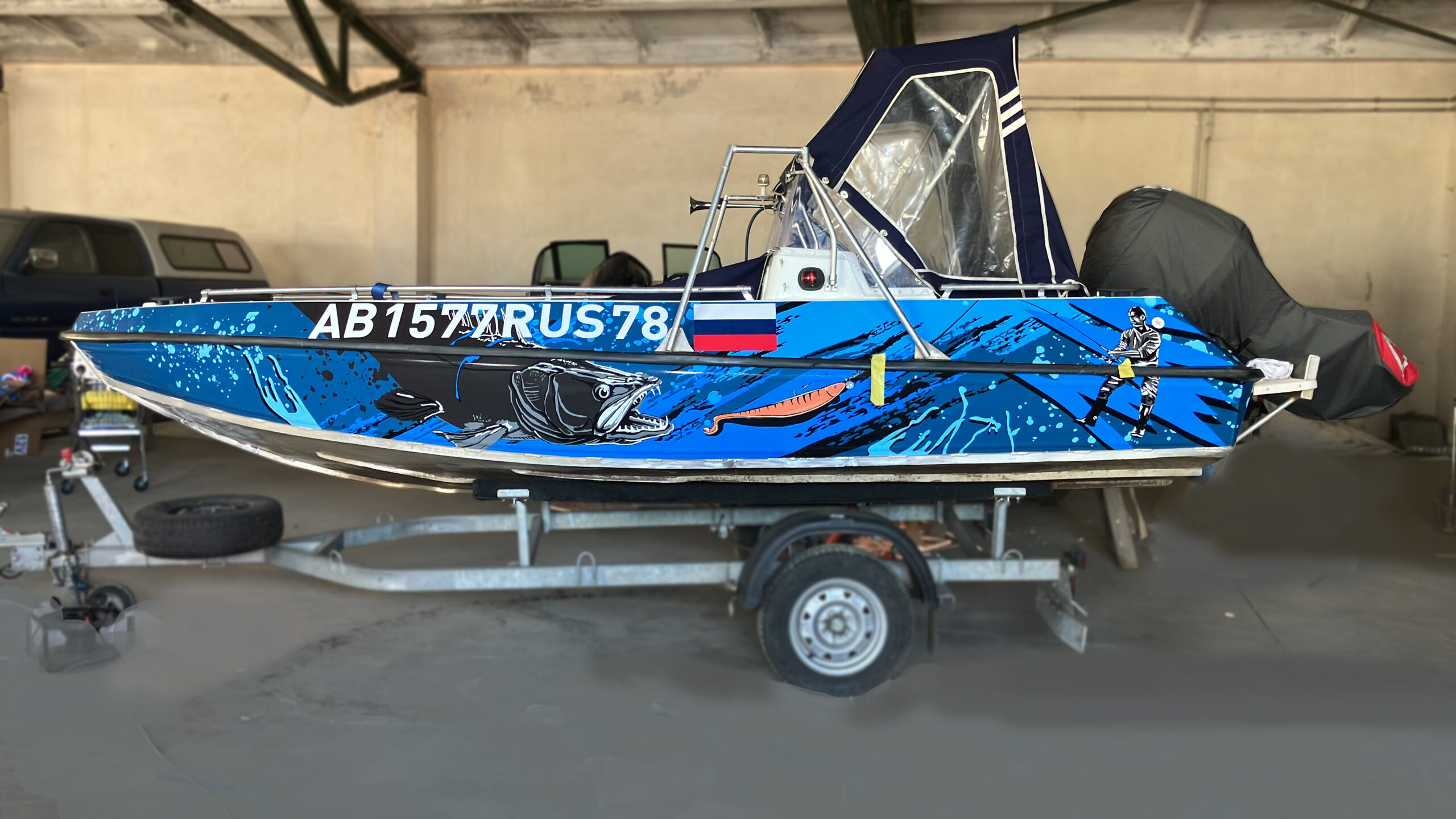 Наклейка на лодку гриззли 470