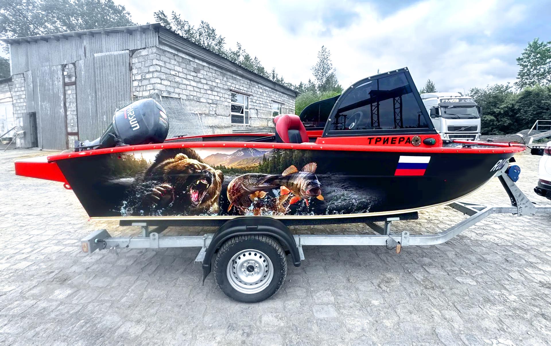 Наклейка на лодку Триера 460